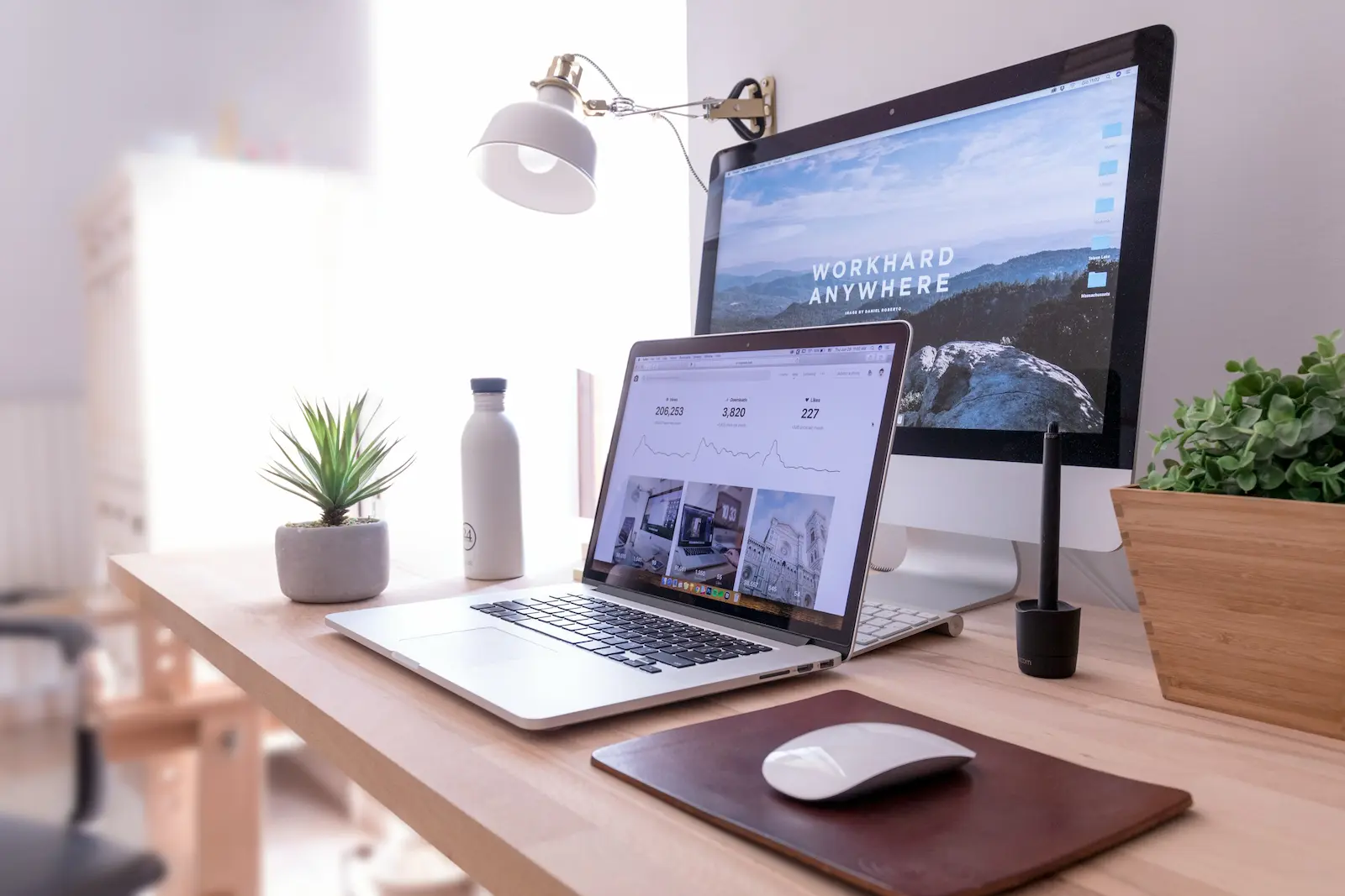 Moderner Arbeitsplatz mit IT-Technik und digitaler Lösung